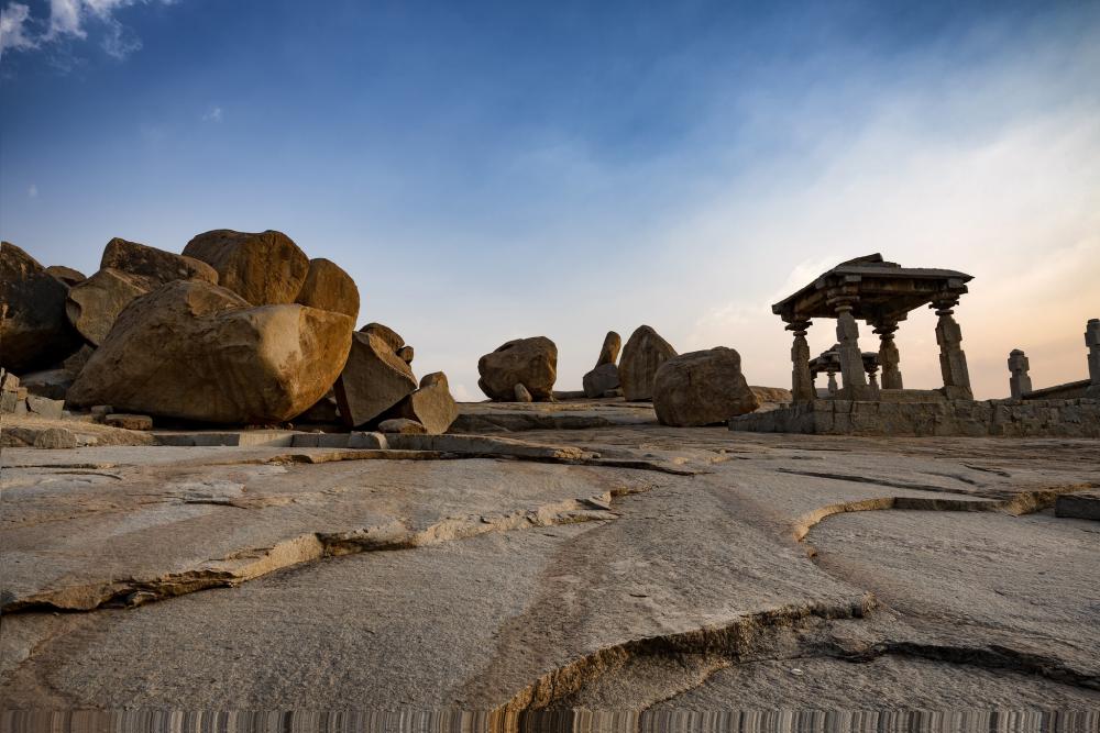 Hemakuta Hill Temples